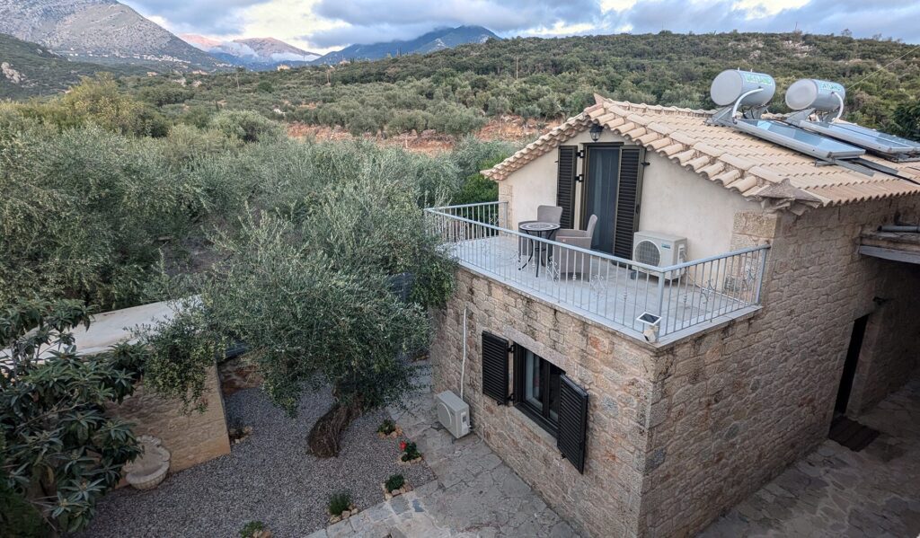 Guest House in Kardamili with Olive Trees and Balcony