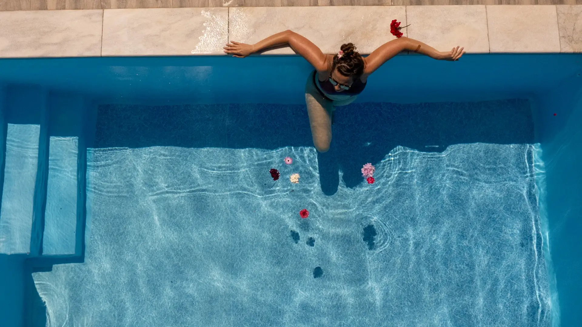 Guest relaxing at the edge of the private saltwater pool at Villa Leonidas in Kardamyli, Greece