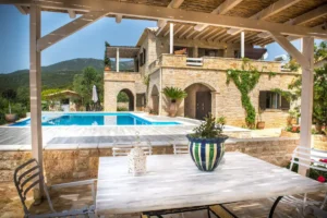 Kardamyli villa sleeps 10 with an outdoor dining terrace and saltwater pool