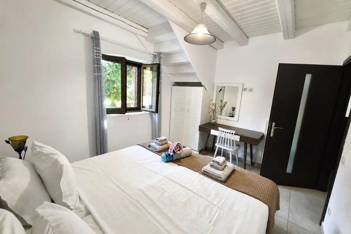 Guest House bedroom with workspace at Villa Leonidas in Kardamyli