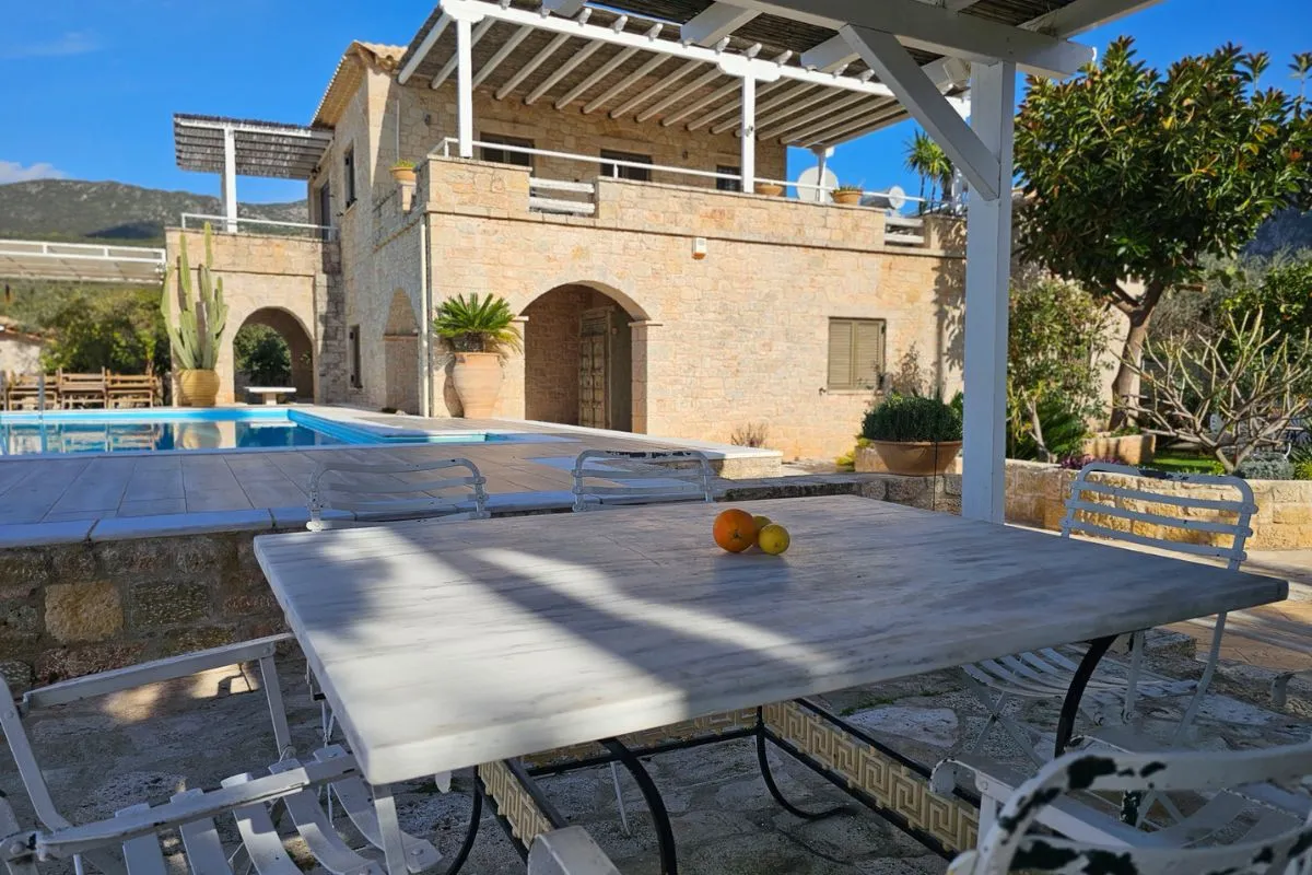 Main Villa poolside outdoor dining area in Kardamyli