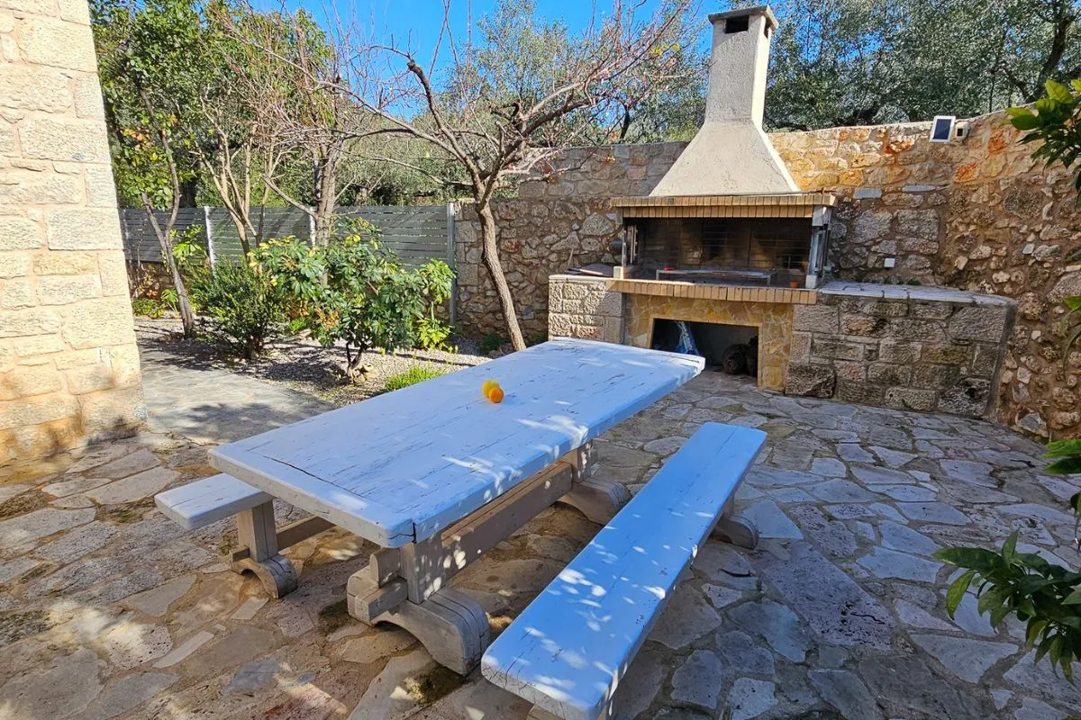Villa Leonidas outdoor BBQ and picnic table in Kardamyli